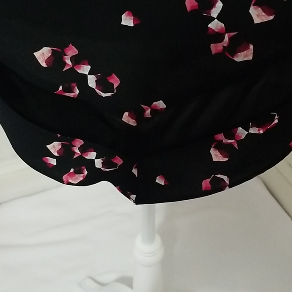 Alfani printed V hem top color black size large - Picture 2 of 9